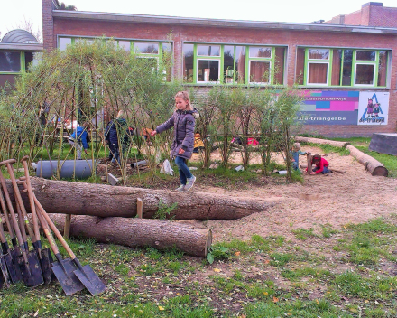 Natuurrijke en avontuurlijke speelplaats